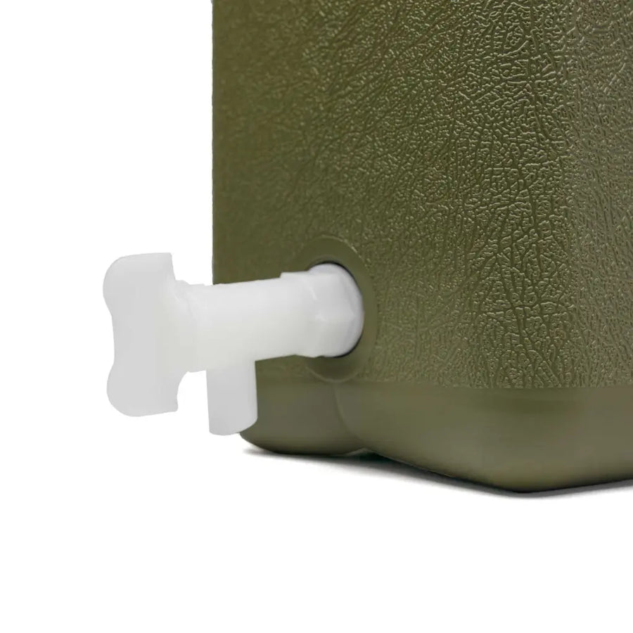 Wavian water can spout and plug detail