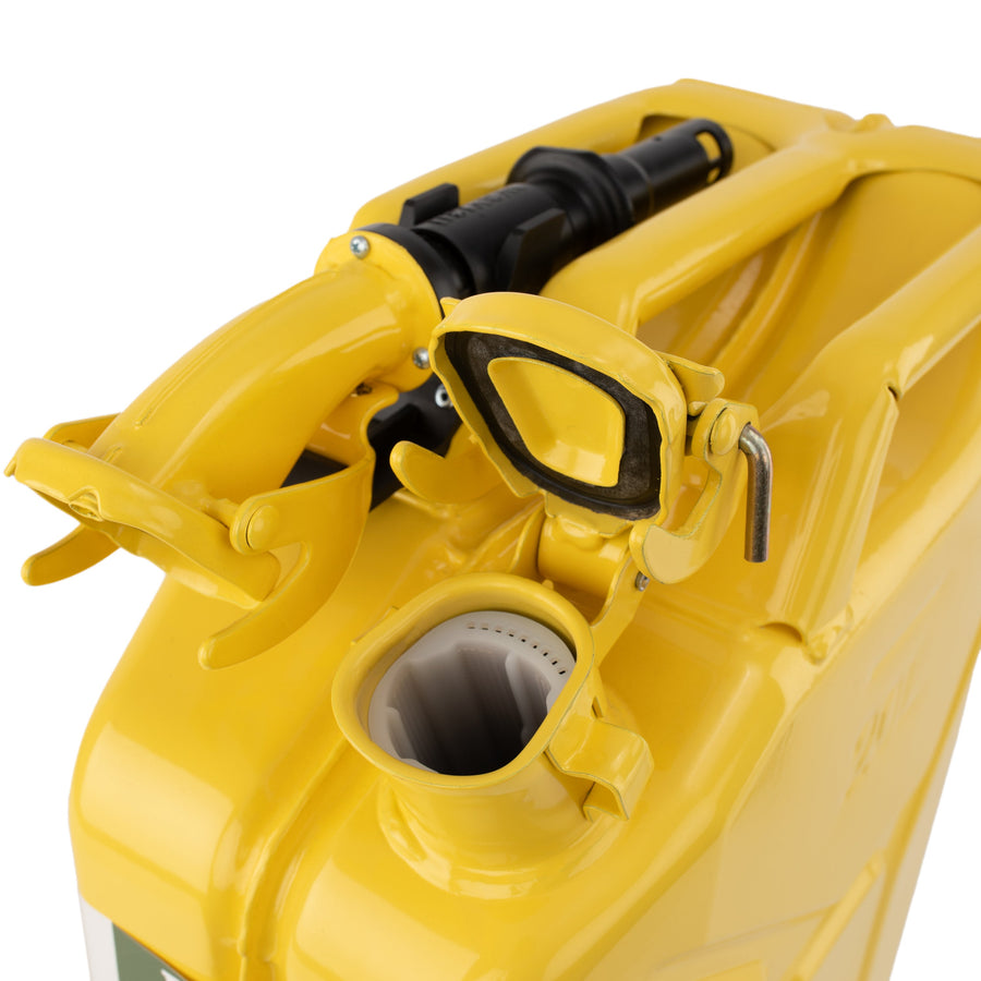 Wavian 20L NATO jerry can in Yellow — spout and cam-lever closure detail